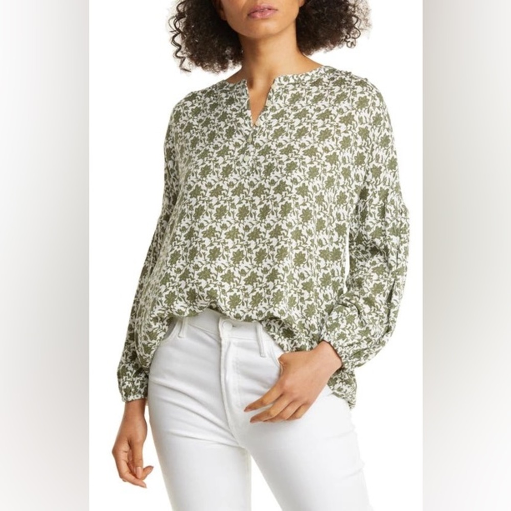 Caslon SHIRRED POPOVER TOP IN GREEN SORREL- IVORY PRINT